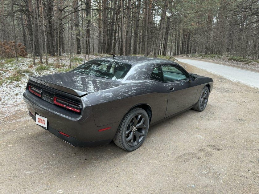 Серый додж челленджер