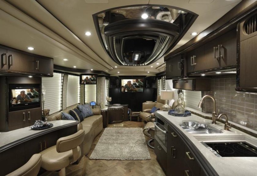 Альковный автодом интерьер