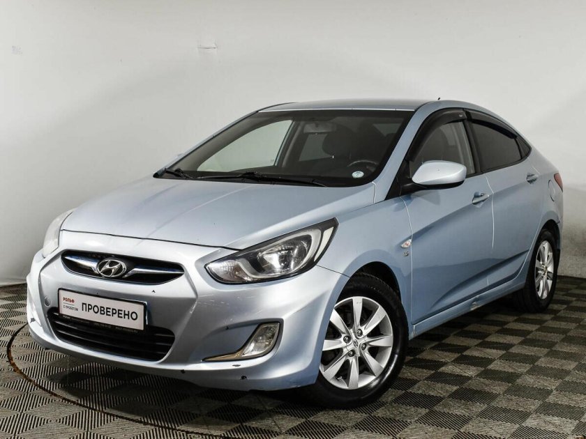 Хендая с голубыми глазами