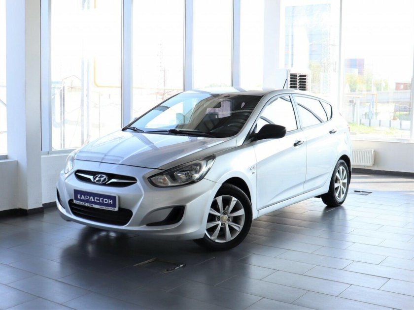 Hyundai Solaris 2014 1.4 at серебристый седан