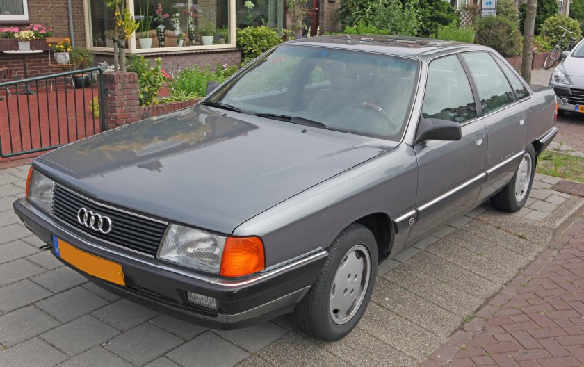 Audi 100 Typ 44