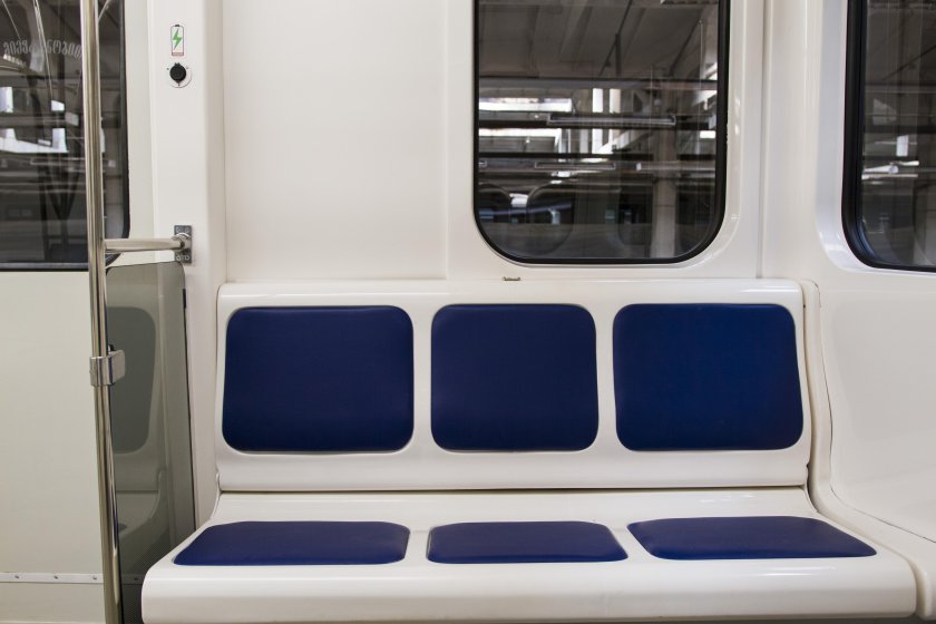 Вагон метро изнутри сбоку