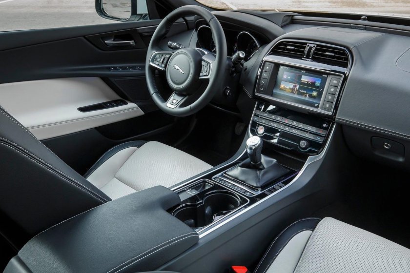 Ягуар xe 2015 салон