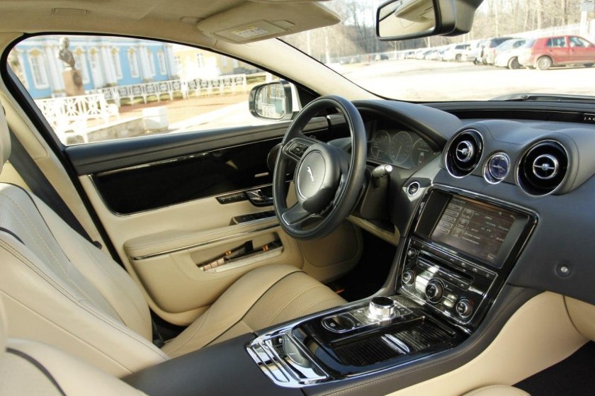 Jaguar XJ белый салон