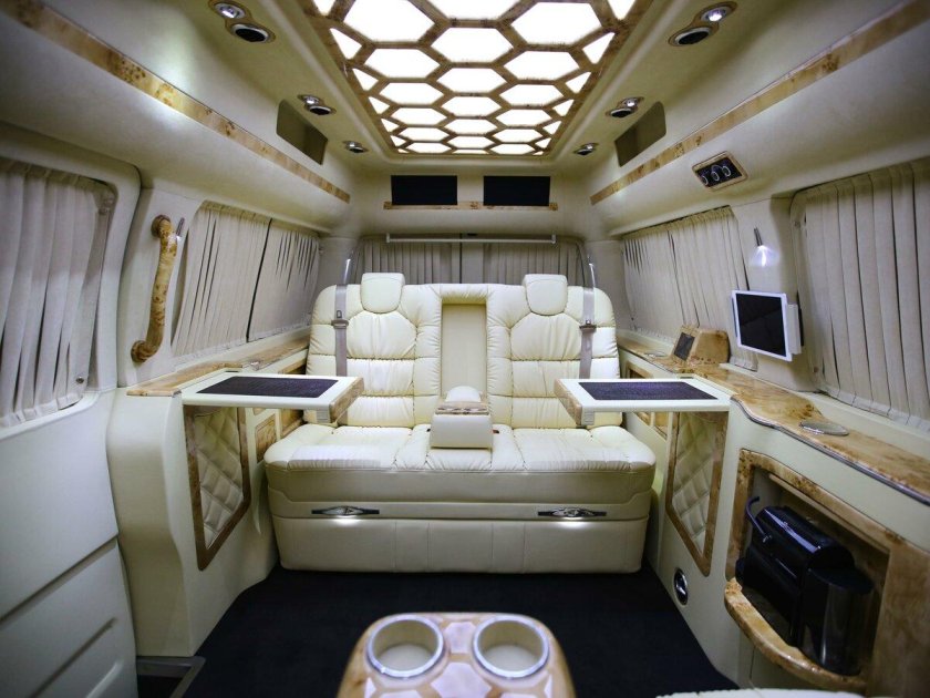 GMC Savana 2022 салон