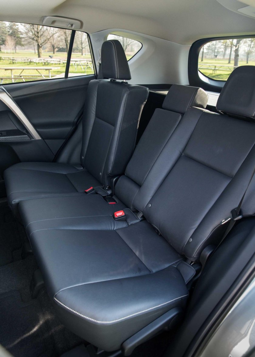 Тойота рав 4 салон сзади