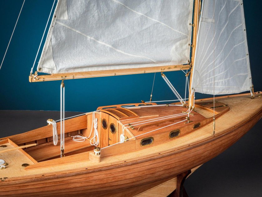 Модель яхты парусной triumph 800