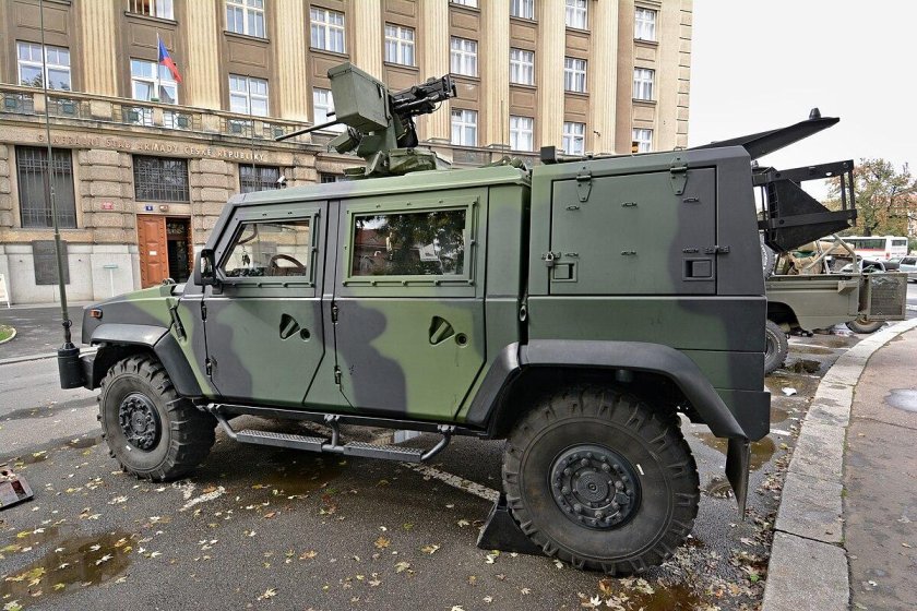 Бронеавтомобиль Iveco LMV