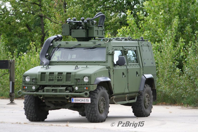 Легкая бронированная машина Iveco LMV 2