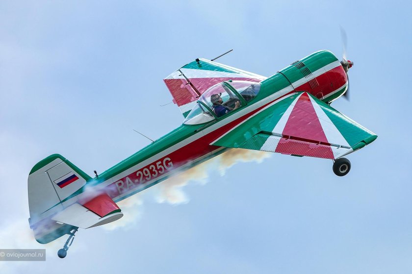 Зелёный самолёт рацноцветный