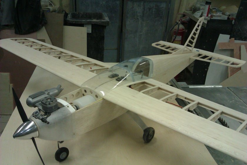 Модель самолета из бальзы