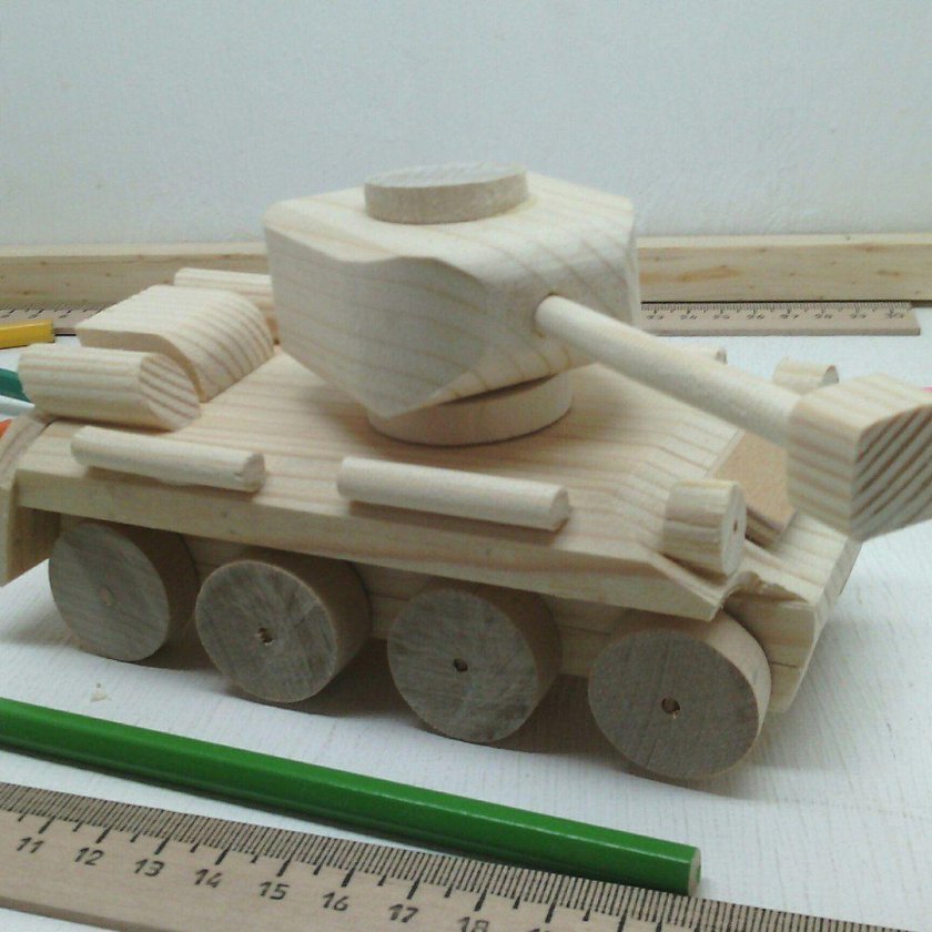 Поделки из дерева танк