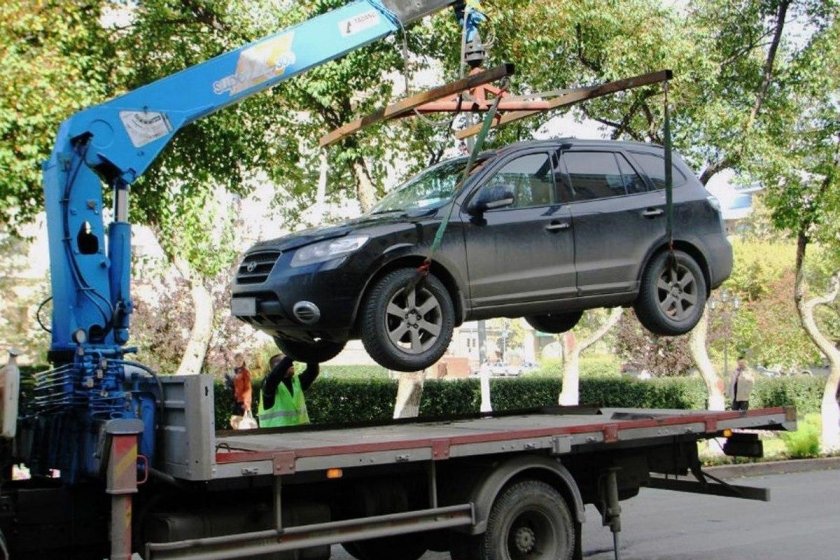 Машина на эвакуаторе