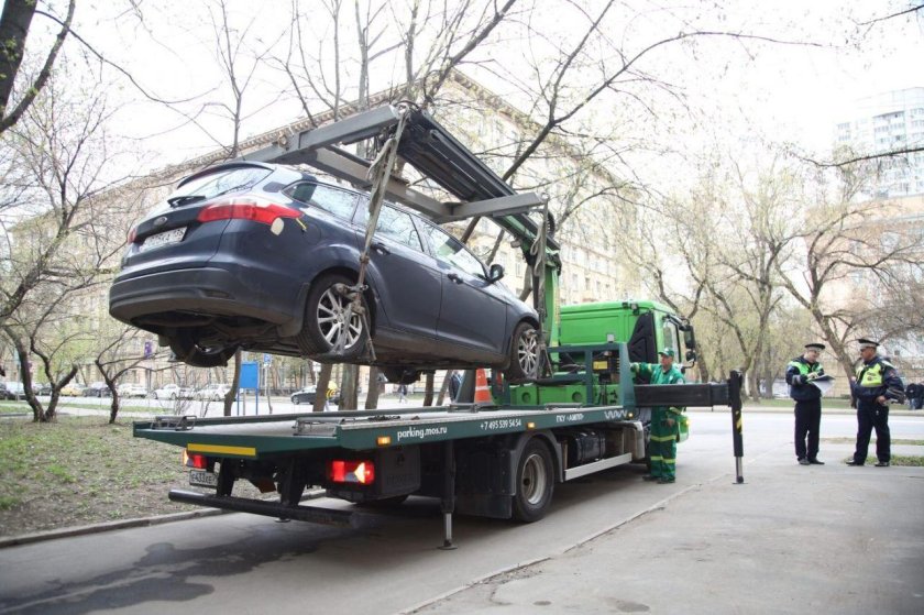 Эвакуируют машину