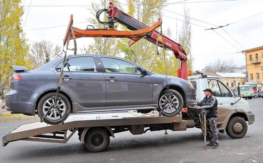 Машина на эвакуаторе