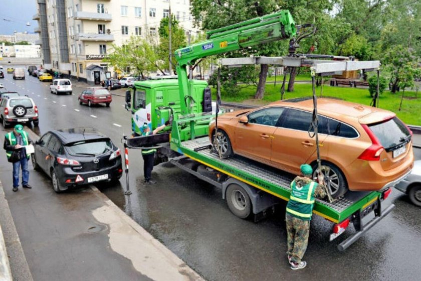 Машина на эвакуаторе