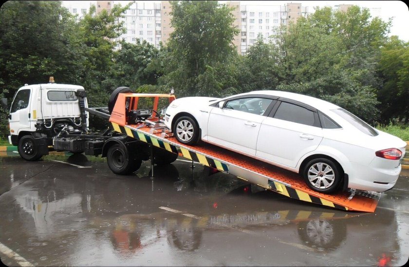 Машина на эвакуаторе