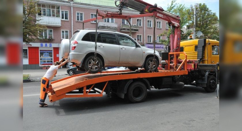 Машина на эвакуаторе