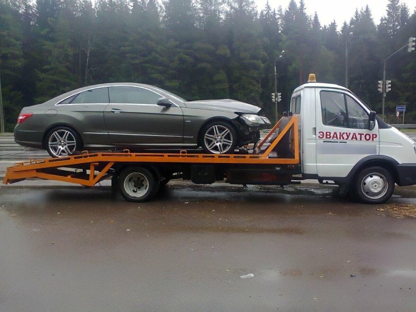 Машина на эвакуаторе