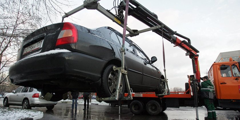 Эвакуируют машину