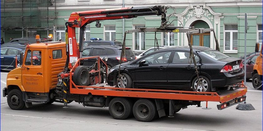 Машина на эвакуаторе