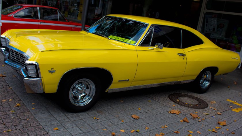Chevrolet Impala желтая