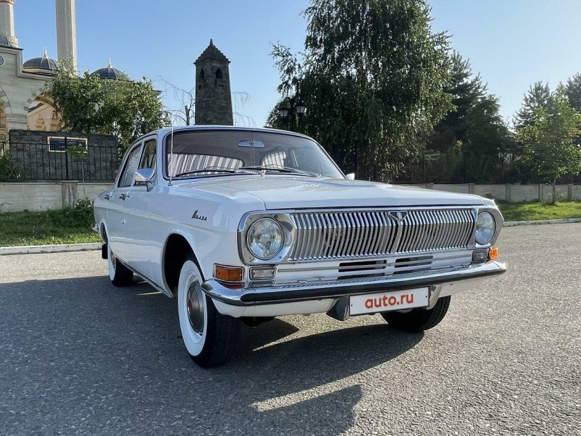 Белый ГАЗ 13 модель