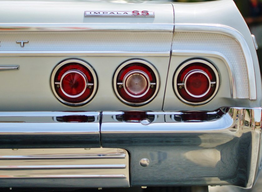 Chevrolet Impala сзади