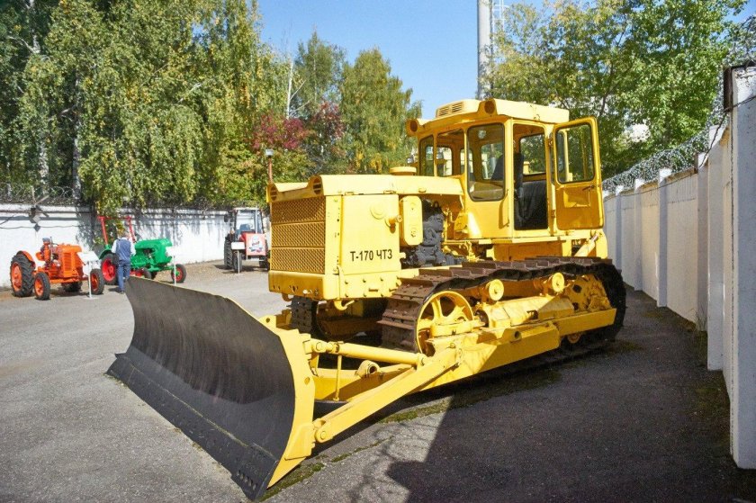 Бульдозер ЧТЗ Т-170