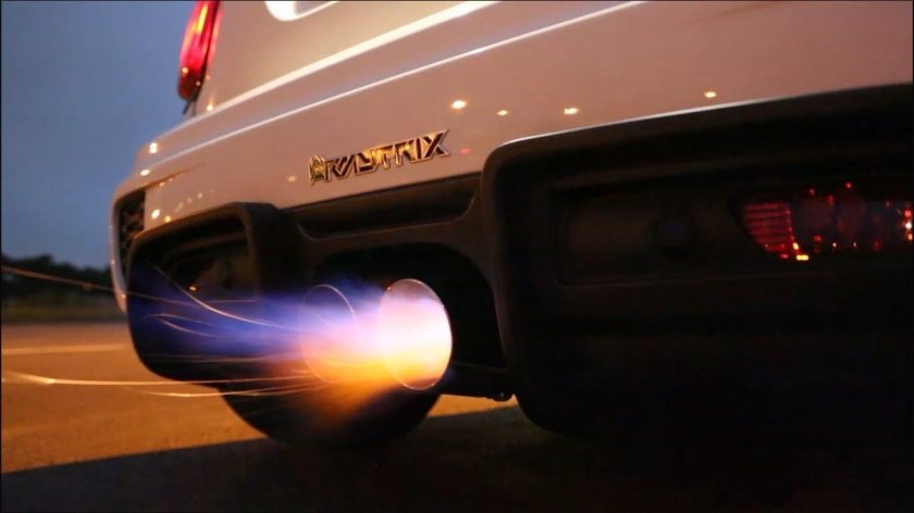 Пламя из глушителя