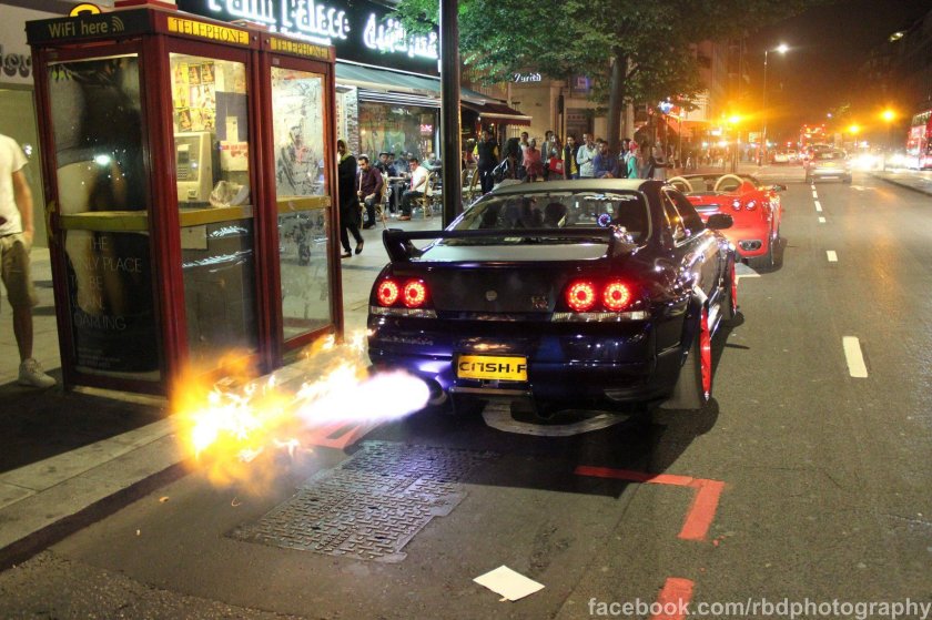 Ниссан ГТР 35 огонь из выхлопа