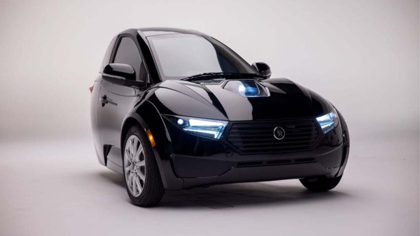 Электромобиль на белом фоне