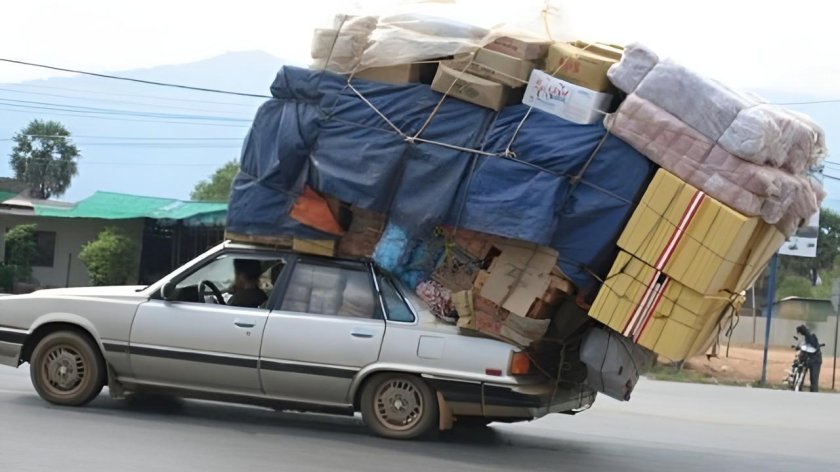 Груженая машина в Индии