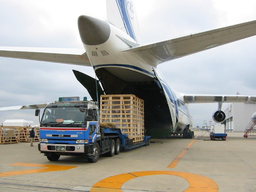 Грузовой самолет