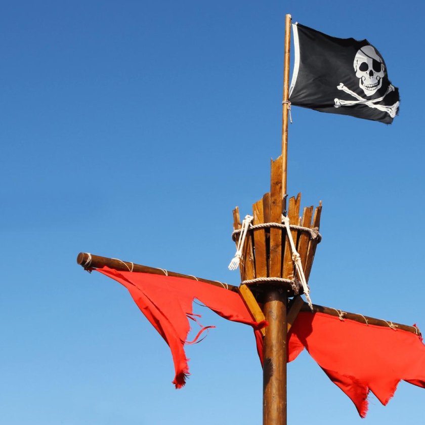 Пиратский флаг на флагштоке