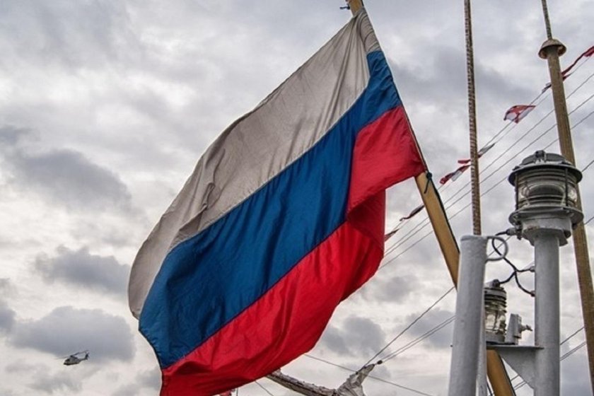 Корабль с российским флагом