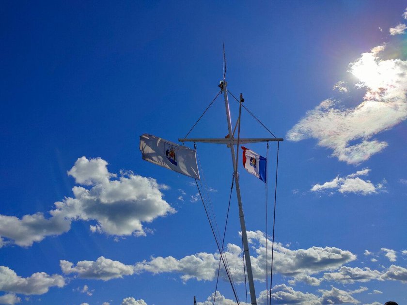 Корабль море