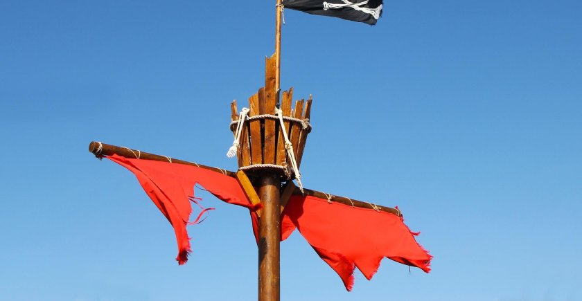 Пиратский флаг на флагштоке