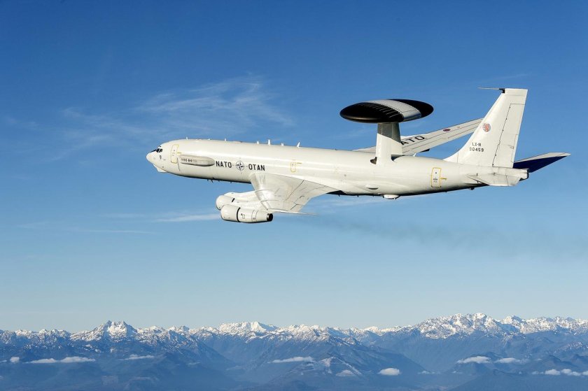 Самолет разведчик США АВАКС