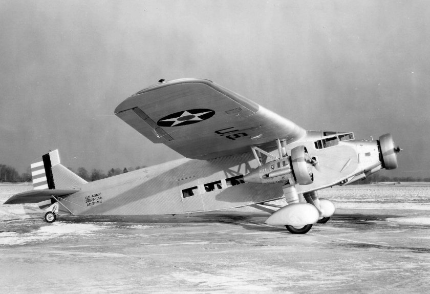 Трёхмоторный самолёт