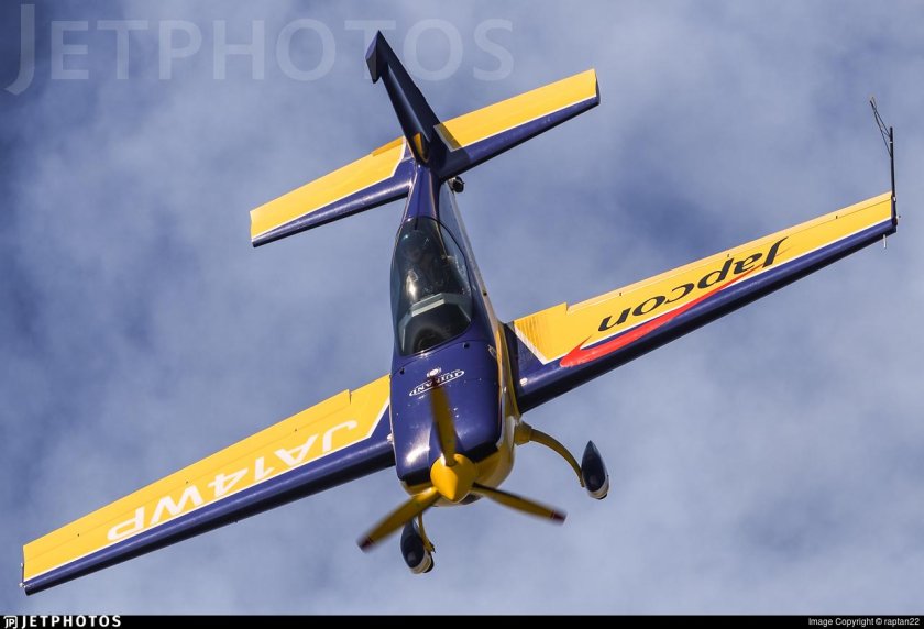 Пилотажный самолет экстра 330