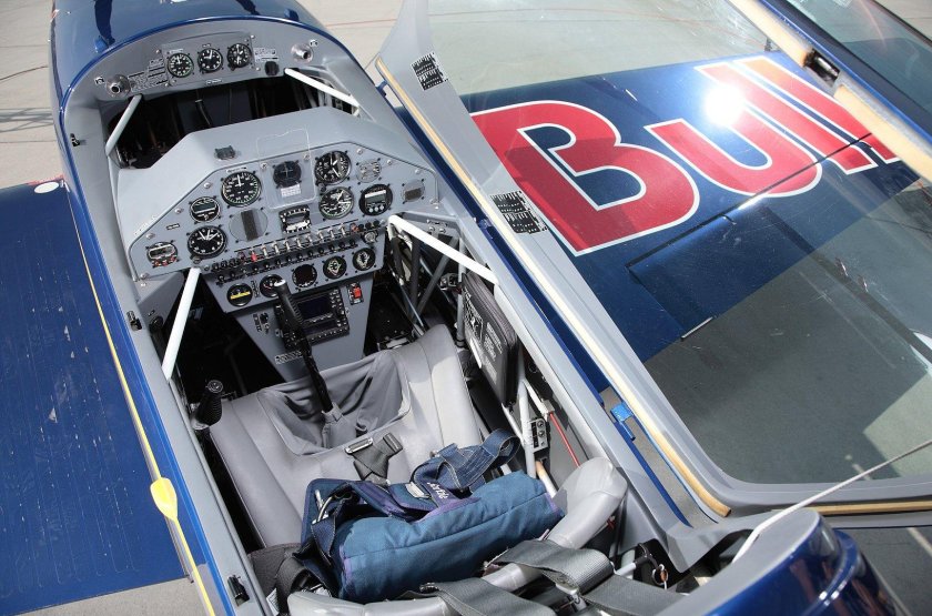 Пилотажный самолет Экстра 300с