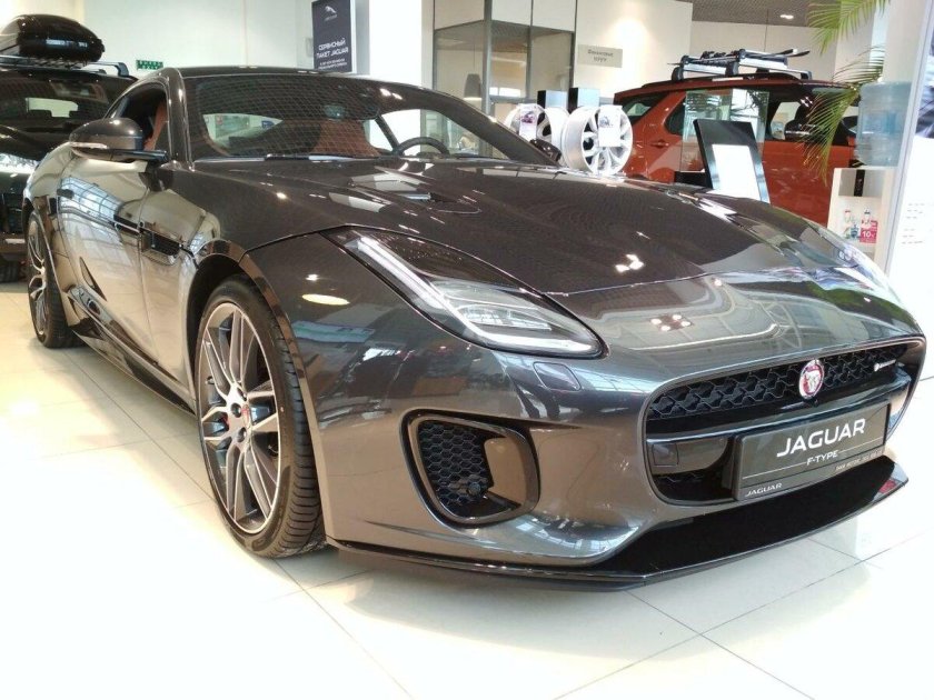 Aston Martin db11 жёлтый