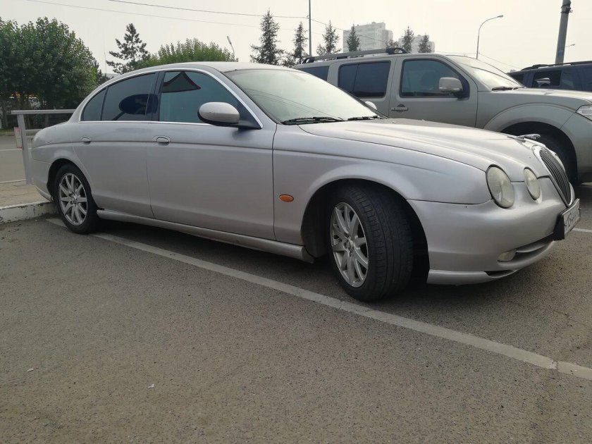 Серебристый Jaguar s-Type