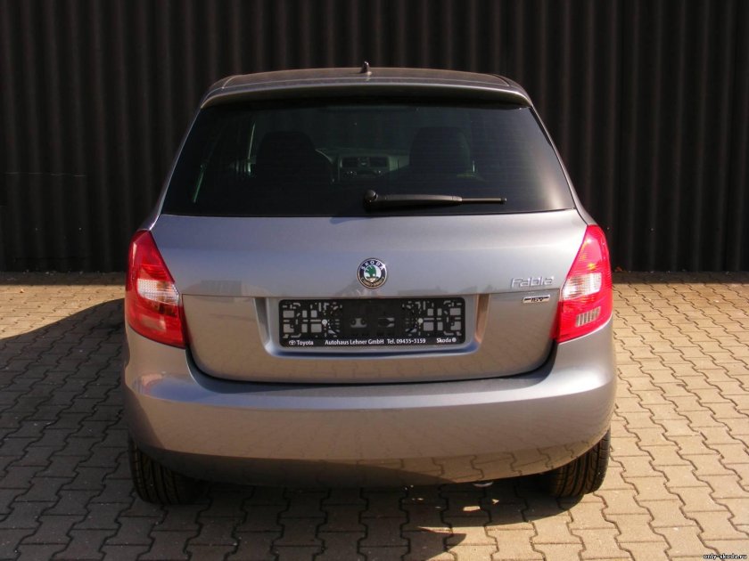Шкода Fabia сзади