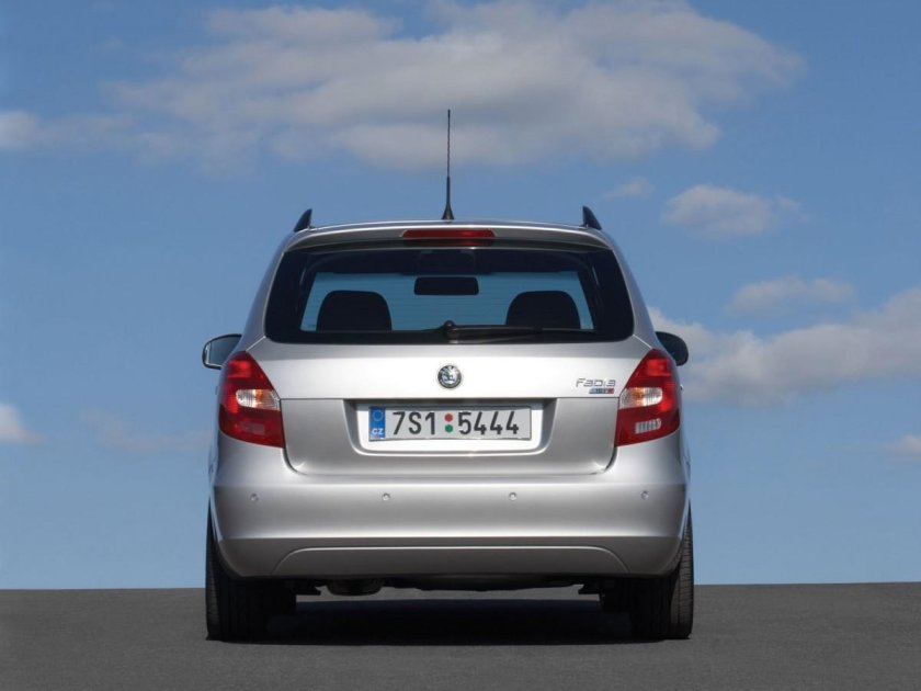 Skoda Fabia 2 сзади