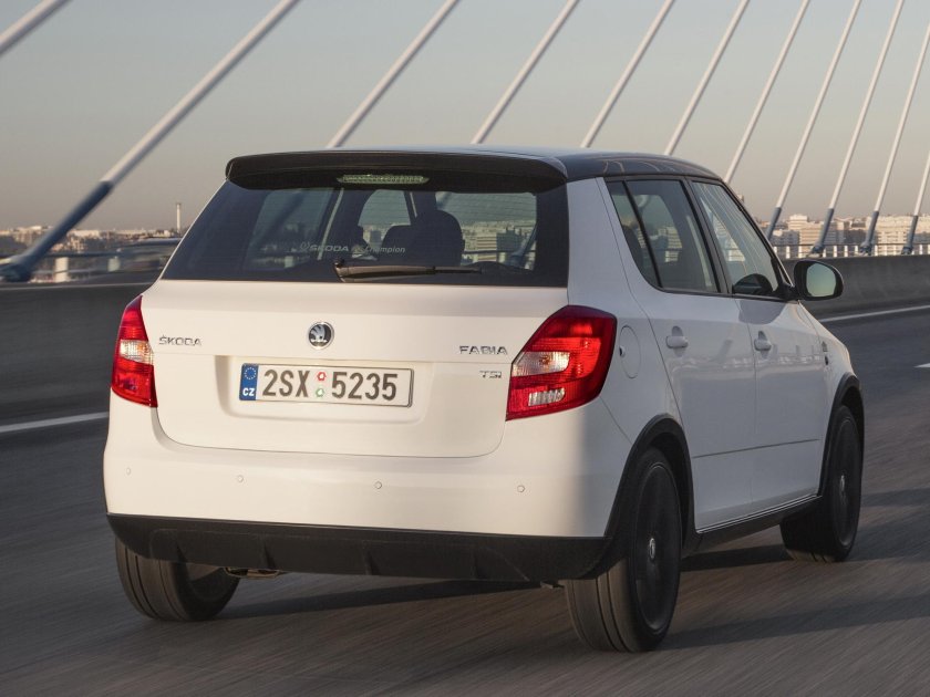 Skoda Fabia 2 сзади