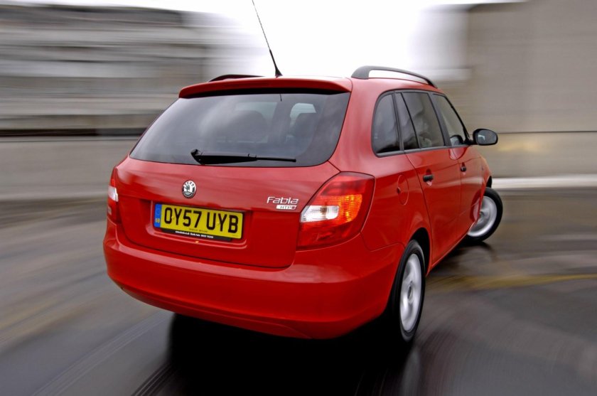 Skoda Fabia сзади
