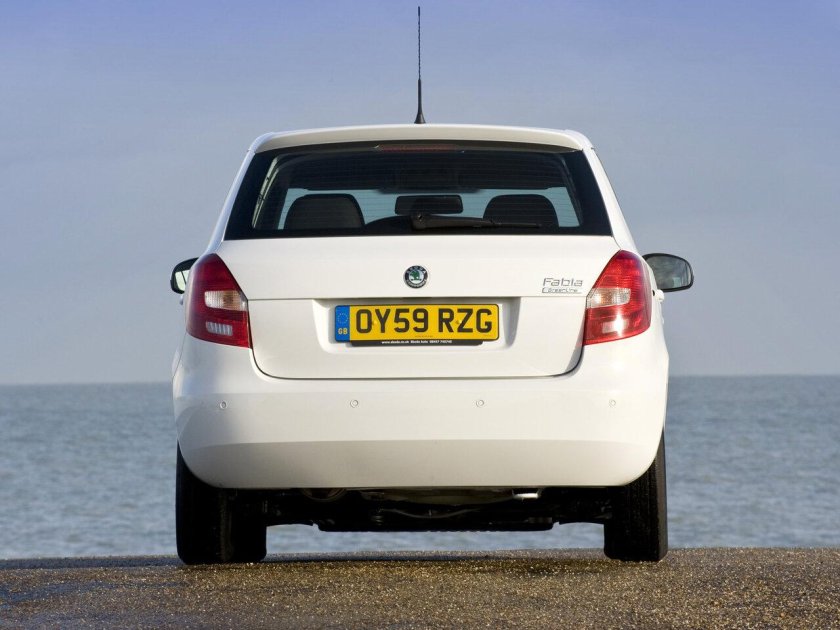 Skoda Fabia сзади