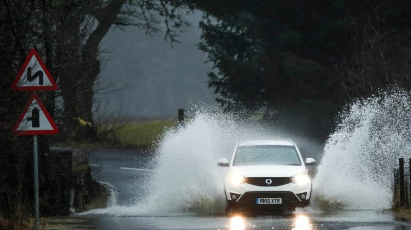Автомобиль по лужам